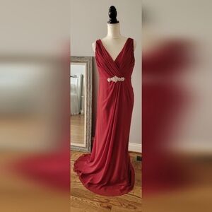 Monique Lhuillier Bridesmaid Crimson Full Length Dress Size 10